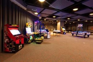 a room with arcade games and video games at NG Enjoy in Sapanca