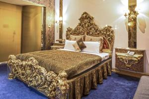 una camera con un grande letto dorato di The We Hotel a Taipei