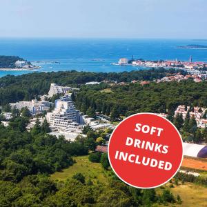- un panneau rouge indiquant les boissons sans alcool dans l'établissement Valamar Diamant Hotel, à Poreč