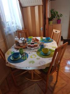 una mesa con comida y platos. en Chambres d'Hôtes Vadiera, en Autun