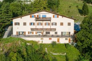 Vue aérienne d'une maison sur une colline dans l'établissement LAAX Homes - Casa Fau, à Laax