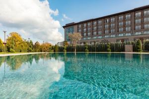 uma grande piscina de água em frente a um edifício em NG Enjoy em Sapanca