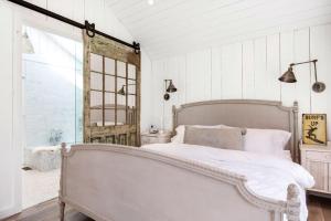 Tempat tidur dalam kamar di Villa Ebrar - Luxury with pool