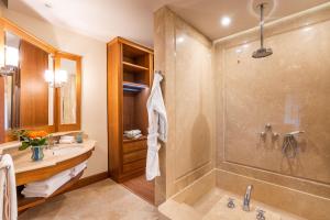 A bathroom at Il San Corrado di Noto