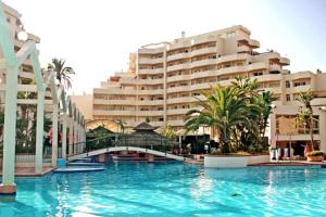 duży basen przed dużym budynkiem w obiekcie Precioso apartamento frente al mar Benalbeach w mieście Benalmádena