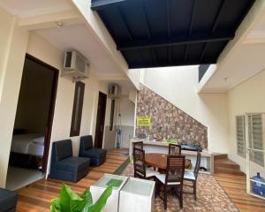 a living room with a table and chairs and a bed at Jatiwinangun Homestay near GOR Satria Purwoketo Mitra RedDoorz in Purwokerto