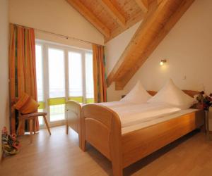 Ένα ή περισσότερα κρεβάτια σε δωμάτιο στο Deinerhof