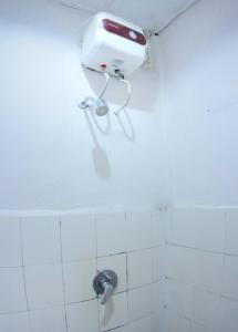 ルテンにあるHotel FX72 Rutengのバスルームの壁に石鹸ディスペンサー