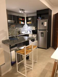 een keuken met een aanrecht en een koelkast bij Departamento, San Bernardo in San Bernardo +1 foto