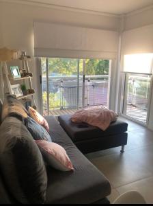 een woonkamer met een bank en een groot raam bij Departamento, San Bernardo in San Bernardo