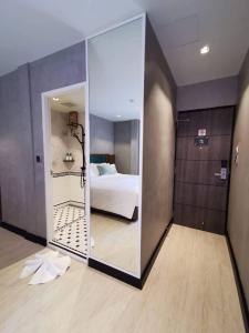 Postel nebo postele na pokoji v ubytování Narawad Boutique Hotel