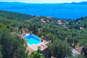 an aerial view of a villa with a swimming pool and the ocean at Villa Kefalaki in Katávolos