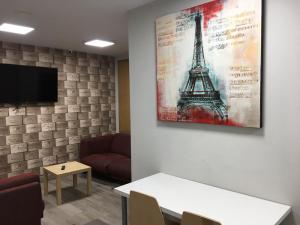 Televízia a/alebo spoločenská miestnosť v ubytovaní Albergue Logroño Centro