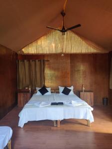 
A bed or beds in a room at Shaashvataah Yog and Retreats

