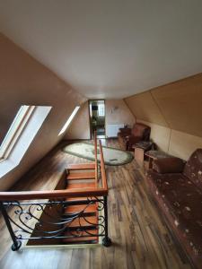 Habitación en el ático con escalera y sofá en Casa Verde, en Ranca