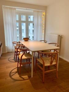 een tafel en stoelen in een woonkamer met een tafel en een stoeltje bij Appartement Delmare in De Panne