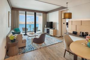 TV a/nebo společenská místnost v ubytování Address Beach Resort