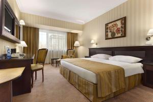 Postel nebo postele na pokoji v ubytování Ramada Hotel & Suites by Wyndham Bucharest North