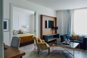 a living room filled with furniture and a table at Gallery Hotel in Barcelona