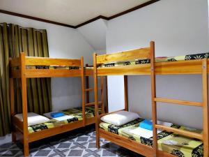 Pacifico Seaside Lodge tesisinde bir ranza yatağı veya ranza yatakları