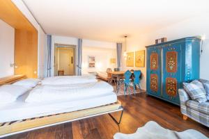 フリムスにあるResidenza Quadra B223のベッドルーム1室(大型ベッド1台、青いキャビネット付)