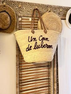 a woven bag with the words im gon be kitchen at Un Coin De Luberon in L'Isle-sur-la-Sorgue
