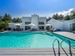 Bazén v ubytování Villa Xmart - Luxury with pool nebo v jeho okolí