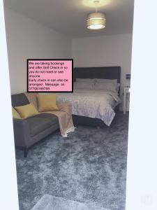 - une chambre avec un lit et un canapé dans l'établissement Flat 2 - Entire Modern Two Bedrooms home with en-suite & free parking close to QMC, City centre and Notts uni - Self check in, à Nottingham