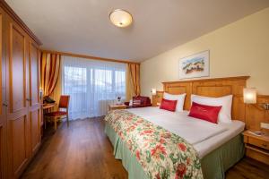 سرير أو أسرّة في غرفة في VÖTTER'S HOTEL in Kaprun - summer card included