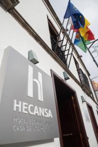 a sign for the hacienda hotel escolola natural casa de los at Hotel Escuela Rural Casa Los Herrera in Hermigua