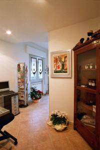 a living room with a desk and a cabinet at Casa del Miele in Tessera