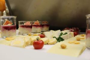 Kapitaenshaus-Lassen-Zimmer-Neptun في فيسترلاند: طاولة مليئة بمختلف أنواع الأجبان والطماطم +8 صور