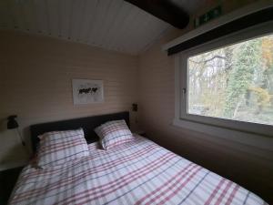 Llit o llits en una habitació de Scottish Wood Lodge