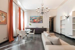 sala de estar con sofá y mesa en Milan Royal Suites - Centro Cadorna, en Milán