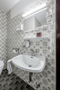 Koupelna v ubytování Hotel Sportiv by VAYA + 12 fotografií