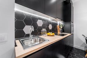 A kitchen or kitchenette at EdSam Madrid Apartments Black
