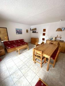 ein Wohnzimmer mit einem Tisch und einem Sofa in der Unterkunft Boost Your Immo Prapelier Les Deux Alpes 430 in Les Deux Alpes