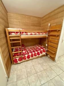 eine Sauna mit 2 Etagenbetten mit roten Rosen in der Unterkunft Boost Your Immo Prapelier Les Deux Alpes 430 in Les Deux Alpes