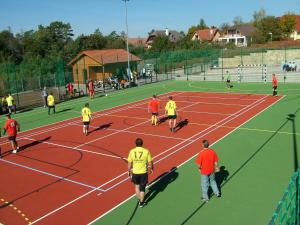 Tenis a/nebo squash v ubytování Szalajka Liget Hotel és Apartmanházak nebo okolí