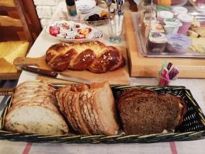 ein Tablett mit Brot und Gebäck auf dem Tisch in der Unterkunft Chambres d'hôtes Chez Dany in Gerstheim