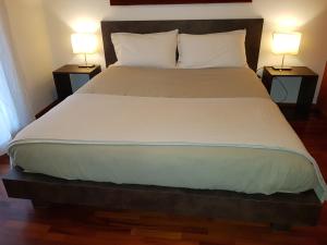 een slaapkamer met een groot bed met twee lampen bij Guest House Marco Polo in Vicenza