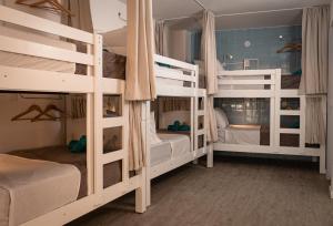 Katil dua tingkat atau katil-katil dua tingkat dalam bilik di La Plage Salvador - Boutique Hostel