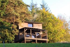 a tree house in the middle of a forest at Domaine Spalazen Nature in Palazinges