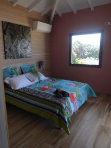 una camera da letto con un letto con un cane steso sopra di Les Balcons du Parc a Petit-Bourg