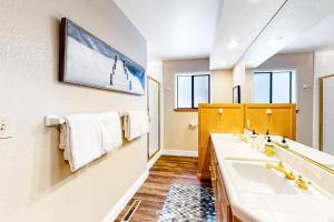 a bathroom with two sinks and a large mirror at Park Avenue Tahoe Lodge in Homewood +22 photos