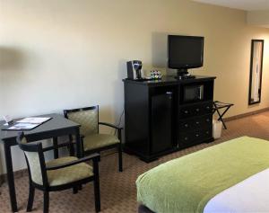 NavajoLand Hotel客房内的一张或多张床位