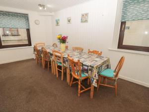 a dining room with a table and chairs at Harbour Retreat in Eyemouth