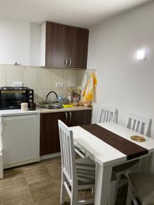 Kuchyň nebo kuchyňský kout v ubytování Apartman "Majka" + 4 fotografie
