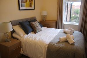 Un dormitorio con una cama con dos ositos de peluche. en Carvetii - Quentin House - Near Hospital, max 7 ppl en Carlisle