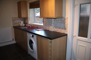 eine Küche mit Waschmaschine in der Unterkunft Carvetii - Quentin House - Near Hospital, max 7 ppl in Carlisle + 3 Fotos